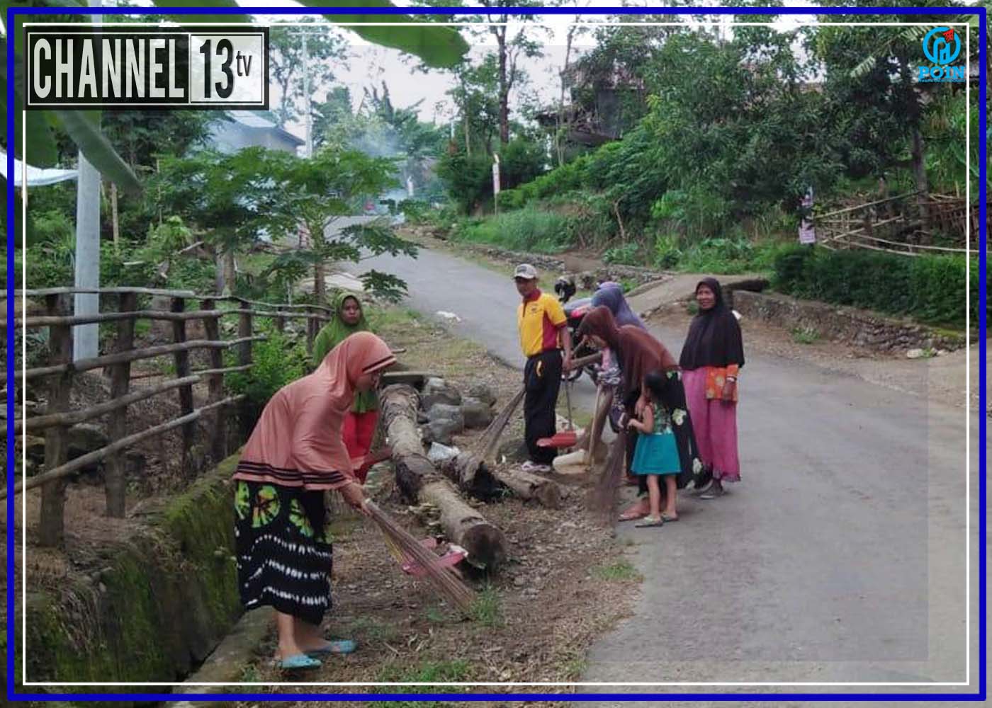 Bersama Ibu-Ibu, Bhabinkamtimas Polsek Sinjai Timur Polres Sinjai Melaksanakan Kegiatan Jumat Bersih Di Desa Kaloling