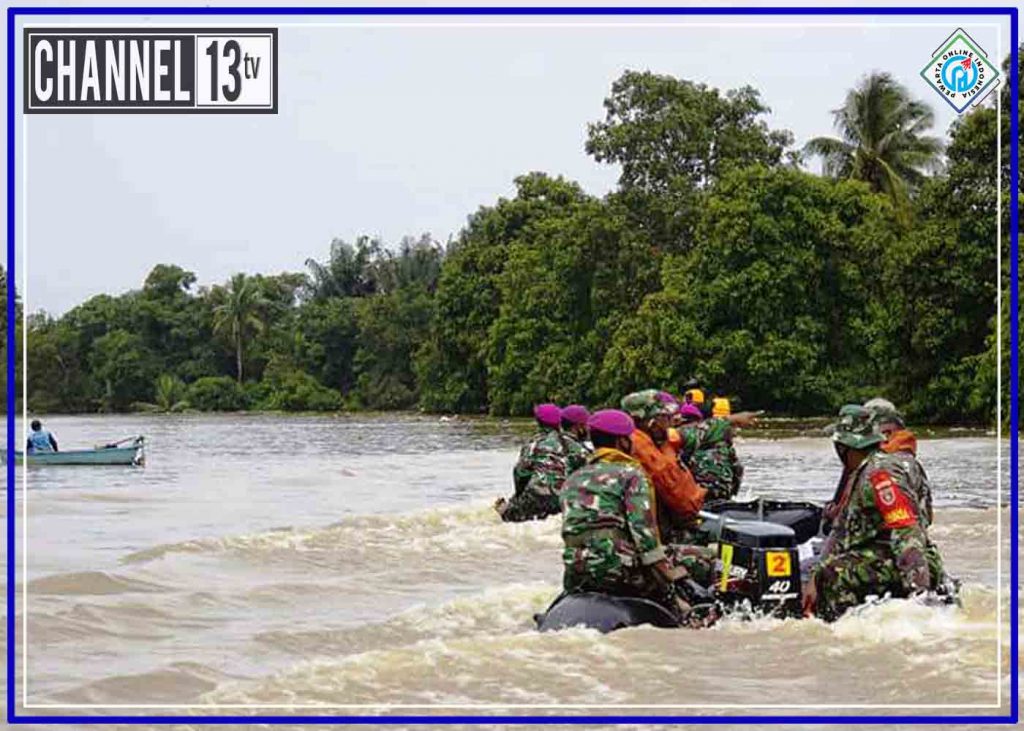 Marinir Didampingi Koramil Martapura Antar Bantuan Presiden ke Lokasi Banjir Kalsel